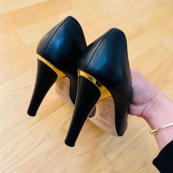 Jimmy Choo Black Leather Pumps with Gold Heel - EU 38.5 - Picture 2 of 5